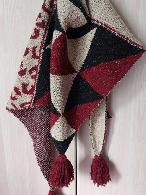 Doca triangular scarf used, beige and red