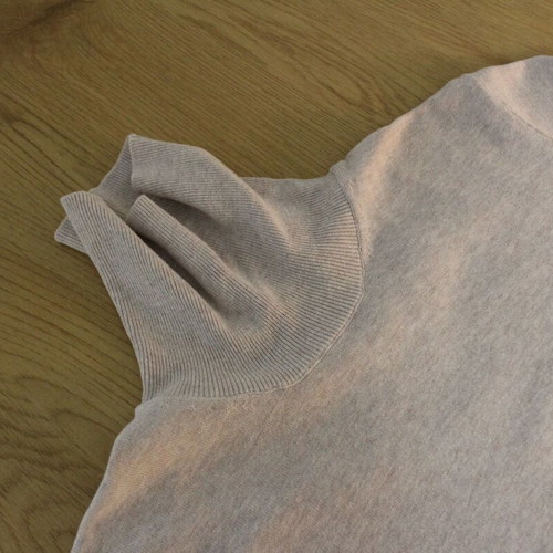 Sfera men turtleneck size Large like new, beige