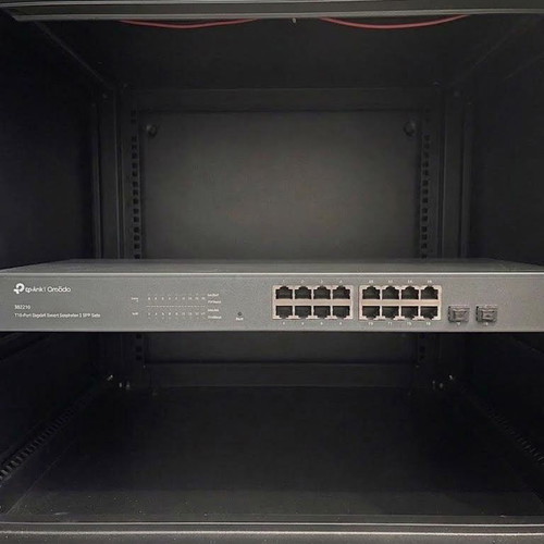 TP-Link SG2218 managed switch like new, 16 Gigabit ports, rackmount
