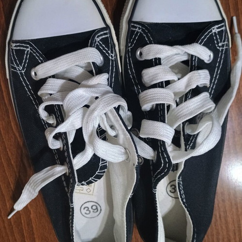 Snickers athletic shoes size 39 like new, black and white