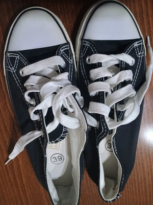 Snickers athletic shoes size 39 like new, black and white