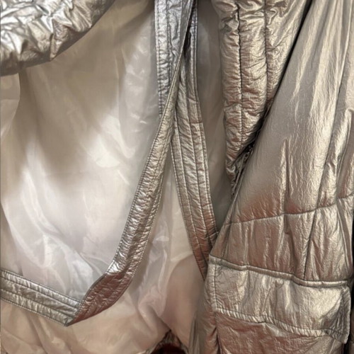 Silver jacket like new, very warm, one size with internal straps