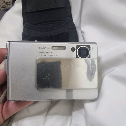 Camera used without charger with case
