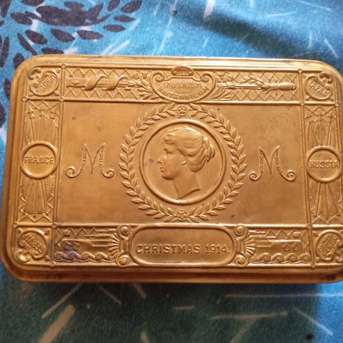 Antique World War 1 1914 tobacco tin used, Queen Mary