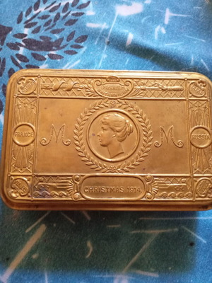 Antique World War 1 1914 tobacco tin used, Queen Mary