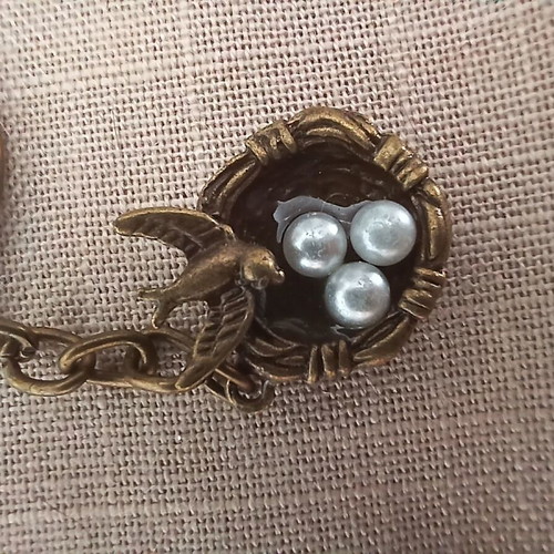 Keychain with pearls like new, swallow with nest and eggs