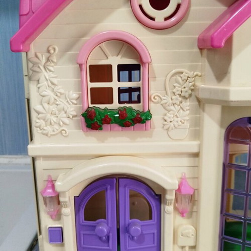 Doll House used with minor flaws