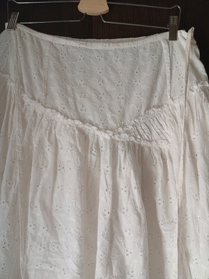 Women's white cotton skirt like new, broderie style