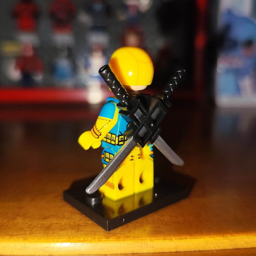 Deadpool X-Men Suit minifigure like new with stand and two katanas