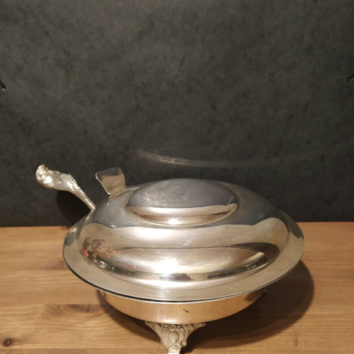 Fondue pot with lid and feet used