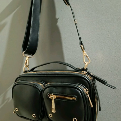 DeeZee shoulder bag like new, black with gold details
