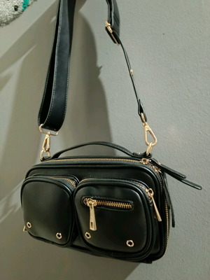 Τσάντα DeeZee ώμου μαύρη με χρυσές λεπτομέρειες, σαν καινούργια