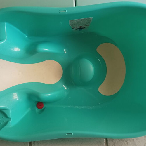 Okbaby Onda baby bath used with ergonomic seat and water thermometer