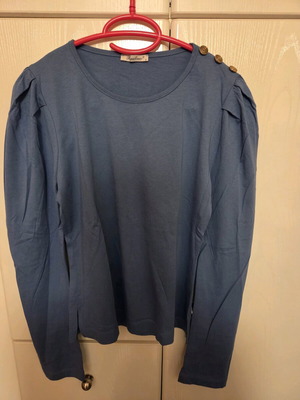 Regalinas blouse light blue small like new with shoulder buttons