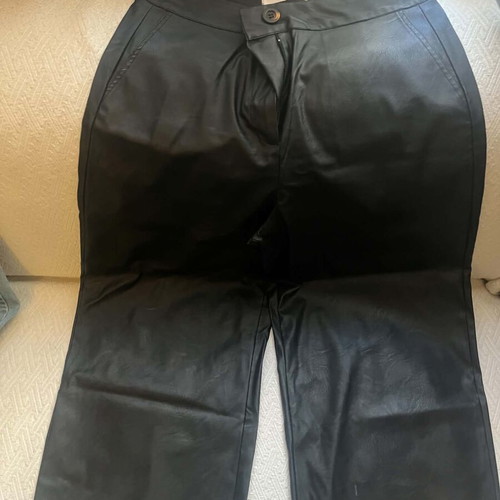 Black faux leather capri pants, medium size