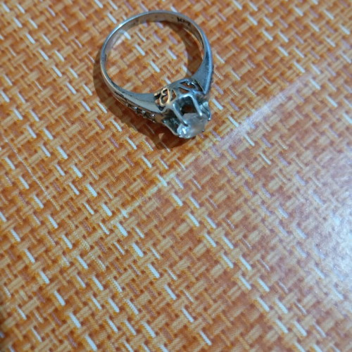 Women's white gold solitaire ring like new with zircon stones