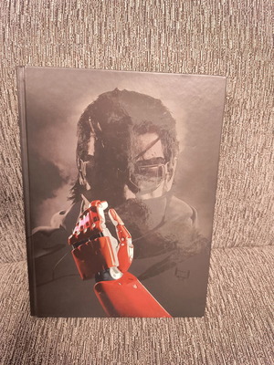 Metal Gear Solid V Guide Book с игра за PS4 като ново