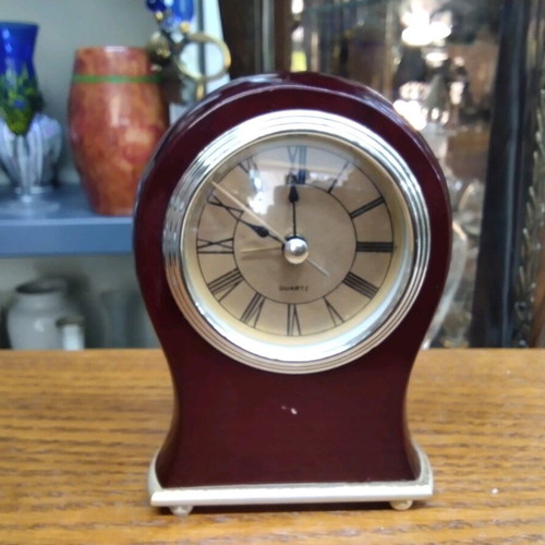 Quartz desk clock like new, battery operated 13x10x4 cm