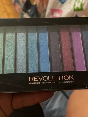 Makeup Revolution eyeshadow palette like new