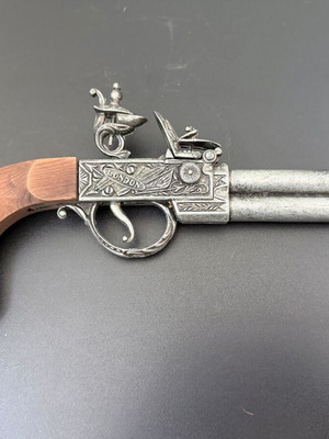 Decorative Flintlock Pistol 8095 like new