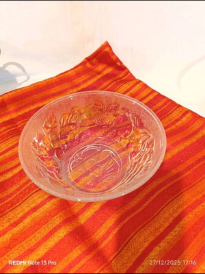 Glass fruit bowl vintage like new