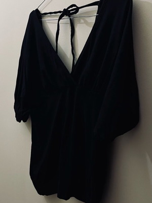 Μπλουζάκι γυναικείο Bershka μαύρο, σαν καινούργιο, μέγεθος M