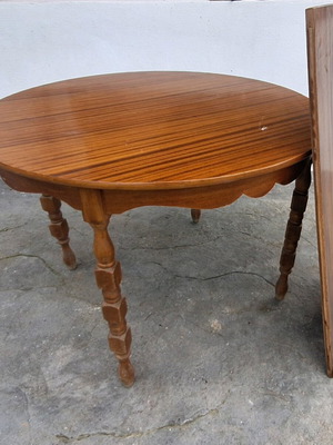 Wooden dining table used, extendable with metal mechanism