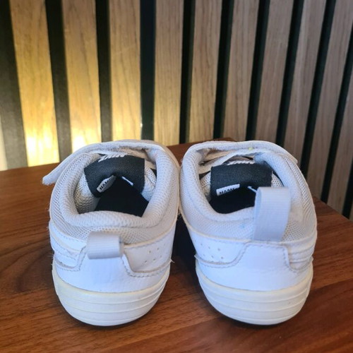 Nike athletic shoes size 25 like new, white