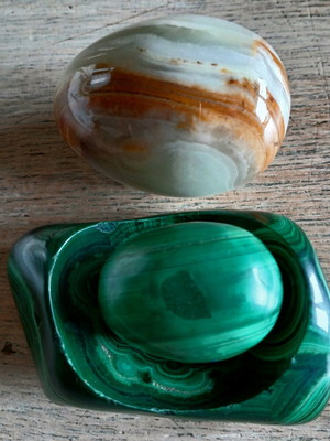 Vintage πακέτο δύο πέτρινων αυγών μαλαχίτη και όνυχα σαν καινούργιο