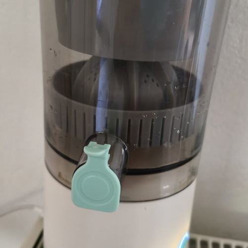 Portable electric rechargeable citrus juicer, white