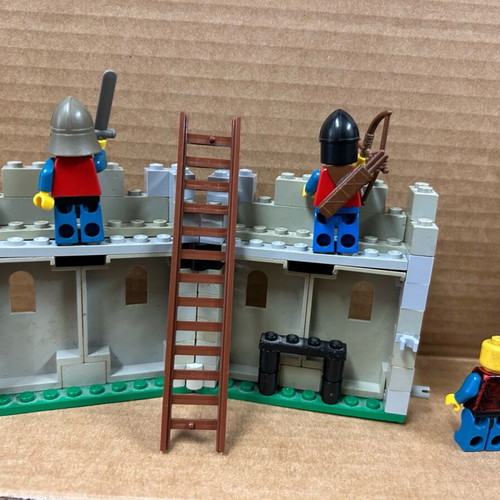 Lego 6061 Siege Tower 1984 used, with wear and missing parts
