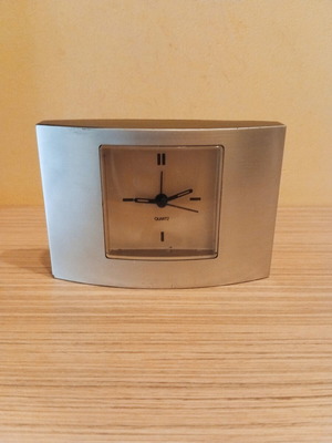 Μοντέρνο Επιτραπέζιο Ρολόι Quartz με Ασημί Καμπυλωτό Πλαίσιο σαν καινούργιο