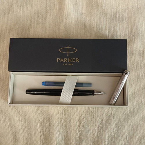 Parker Jotter Fountain pen, new with case and blue ink