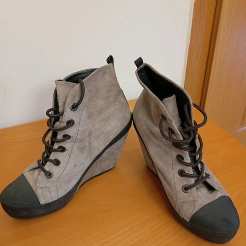 Cleo Gatzeli women's beige suede ankle boots like new