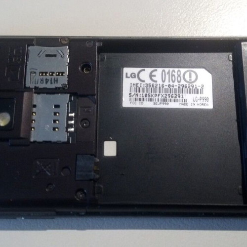 LG Ρ990 functional smartphone with charger and minor screen scratches