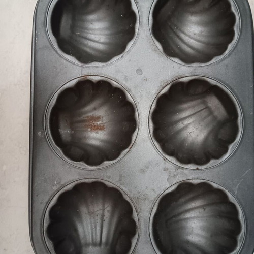 Cupcake pan used in shell shape