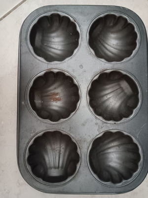 Cupcake pan used in shell shape