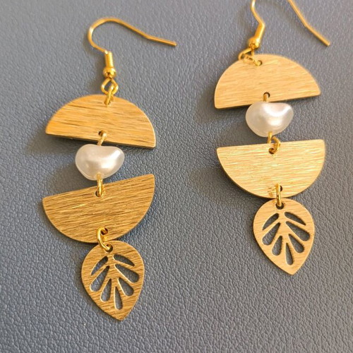 Handmade earrings from brass with beige pearl like new