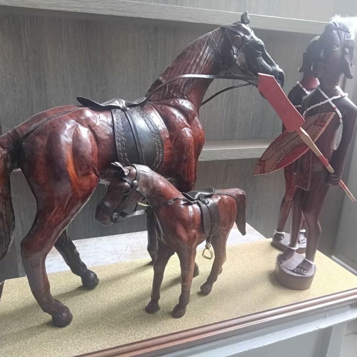 Handmade horse and native figurines set of 2+2 with plexiglass