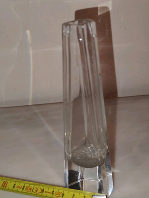 Crystal soliflore vase used with geometric pattern