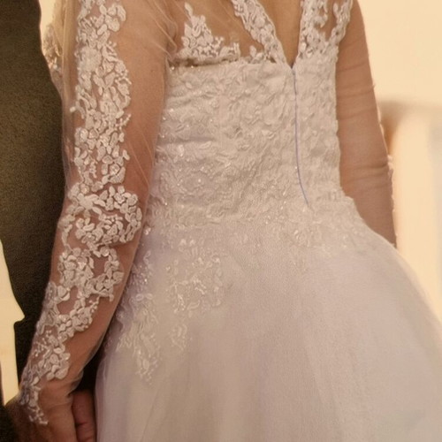 Wedding dress like new with sleeve, unique design, size M