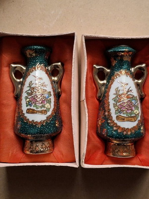 Chinese vases set of 2 like new, height 10-11 cm