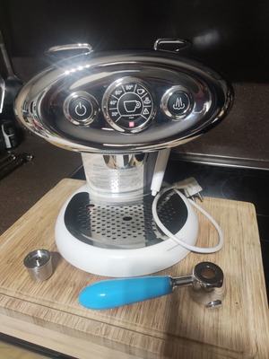 Illy Iperespresso X7.1 espresso capsule coffee maker like new