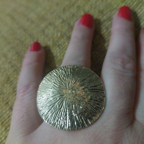 Gold ring new, impressive circle design