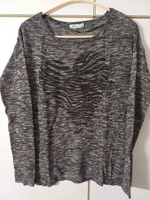 Bershka grey XS blouse with heart print like new