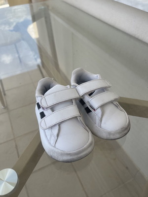 Adidas παιδικά αθλητικά παπούτσια αγοριού μέγεθος 21 μεταχειρισμένα, μαύρο και άσπρο