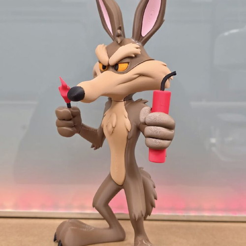 Wile E. Coyote collectible figure new, 29cm