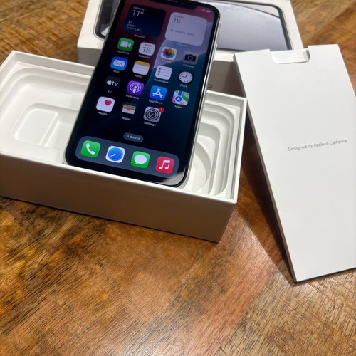 Apple iPhone XR 64 GB white like new with new battery