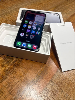 Apple iPhone XR 64 GB white like new with new battery