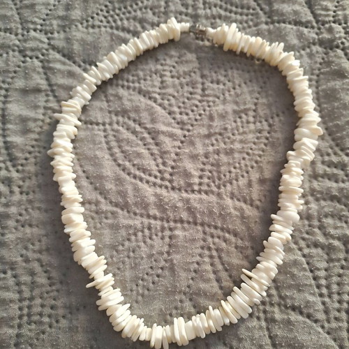 Shell necklace new with steel screw clasp, white beige